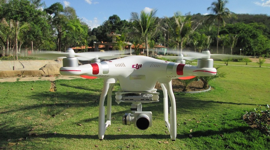 fly-drone-in-a-park