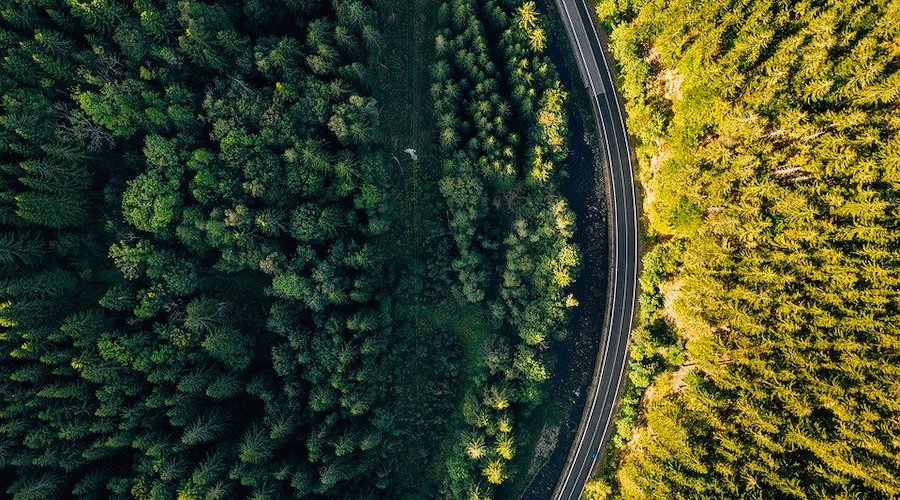 flying-drones-over-cars